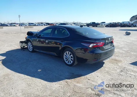 2021 Toyota Camry Le z USA, uszkodzony, nr VIN 4T1C11AK0MU551622